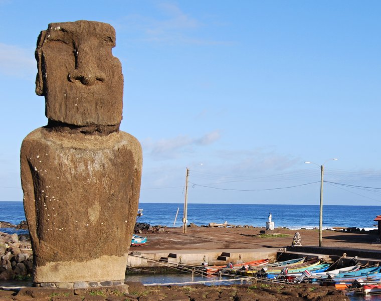 Ahu_Tautira_a_Hanga_Roa_přístav_-_panoramio